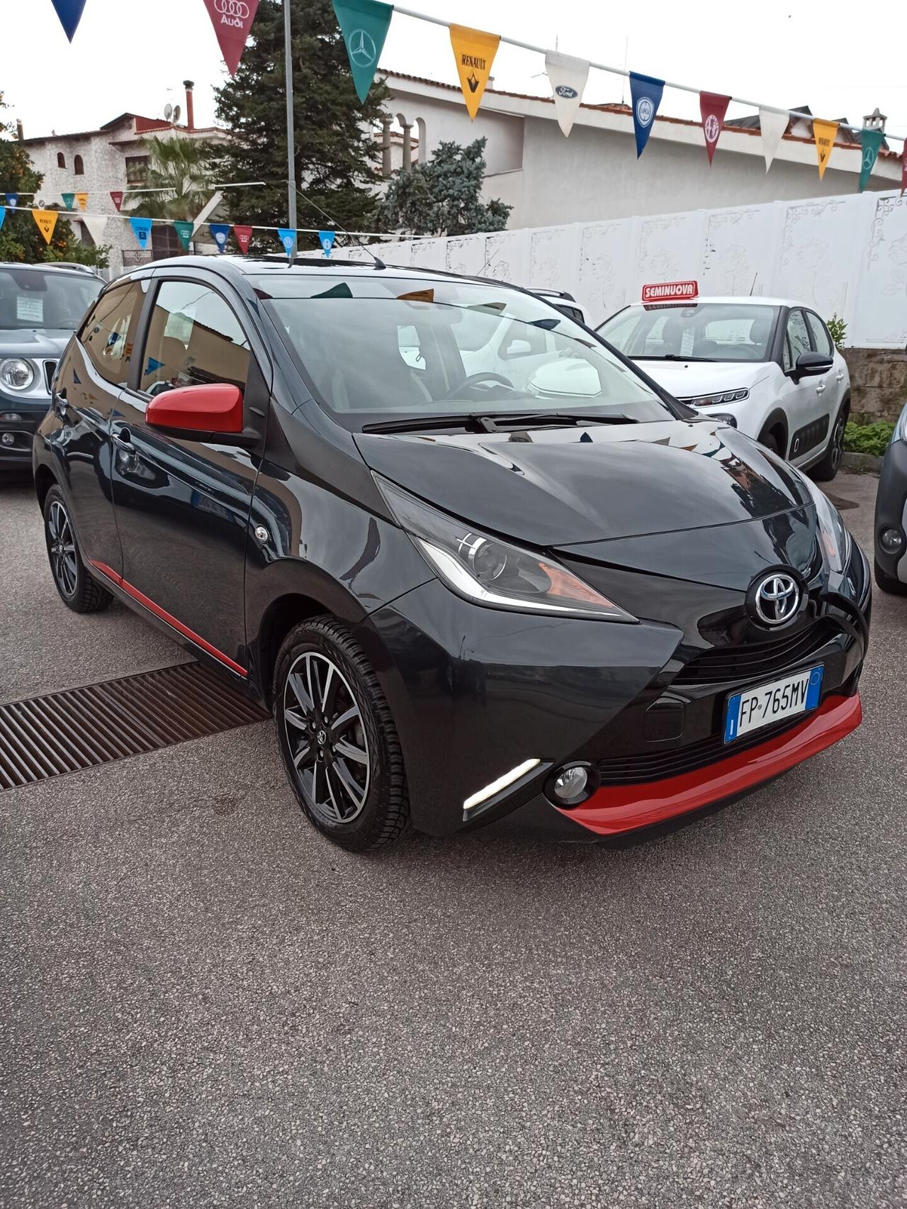 Toyota Aygo 1.0 VVT-i 69 CV 5 porte x-Black TSS MMT