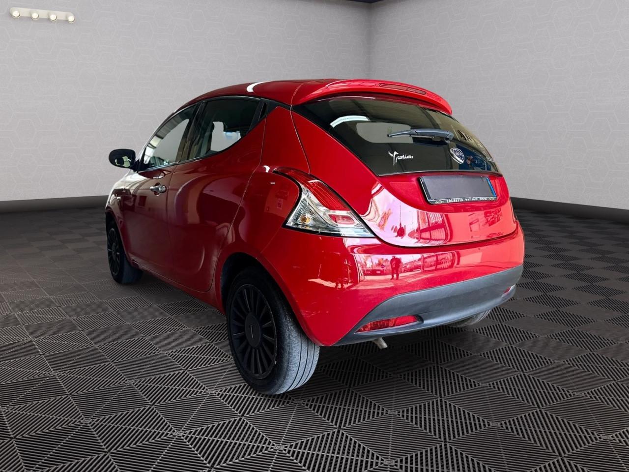 Lancia Ypsilon 1.0 FireFly 5 porte S&S Hybrid Ecochic Silver