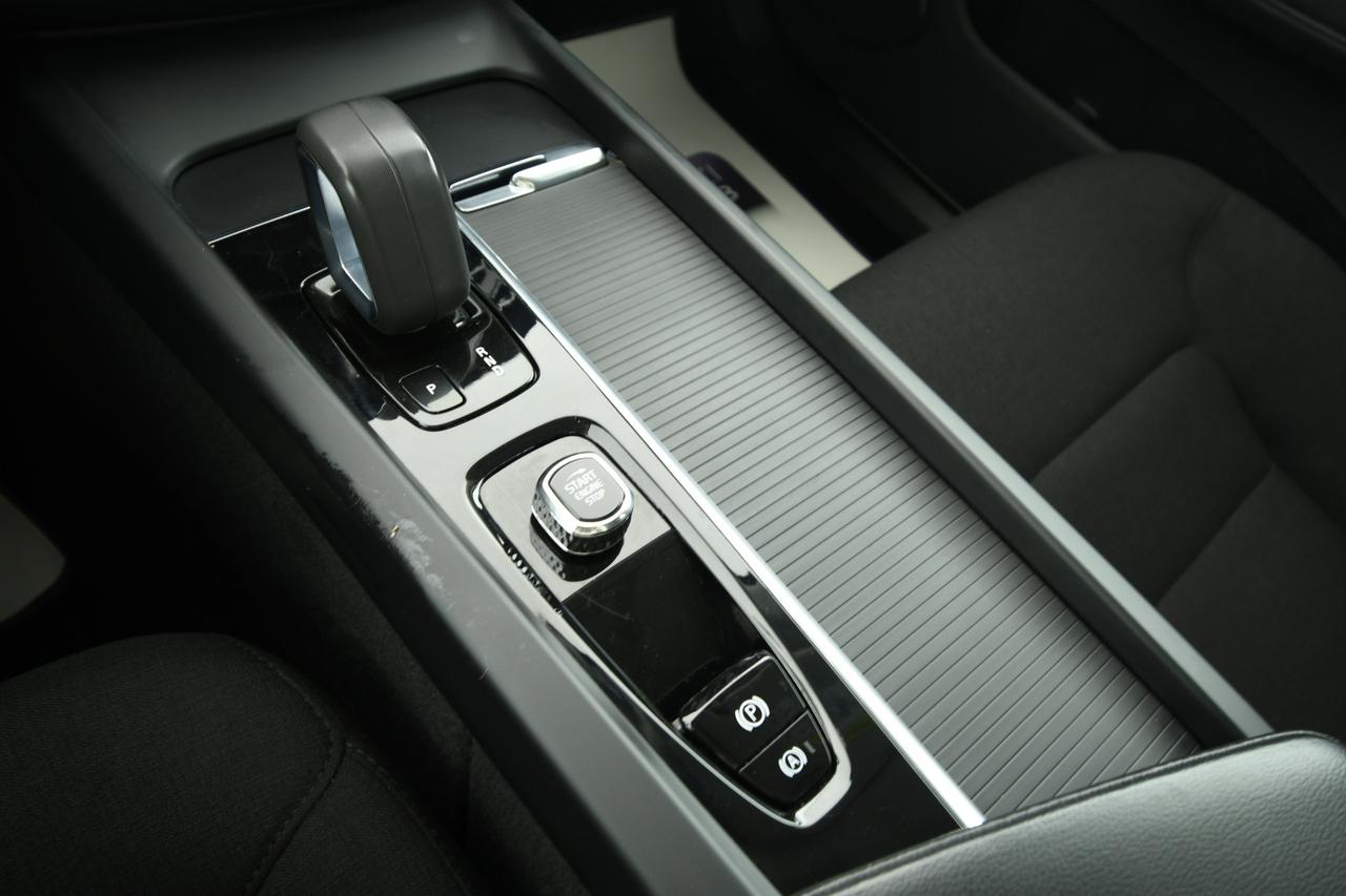 VOLVO XC60 2.0 b4 Momentum Pro awd auto CAMERA+C18"