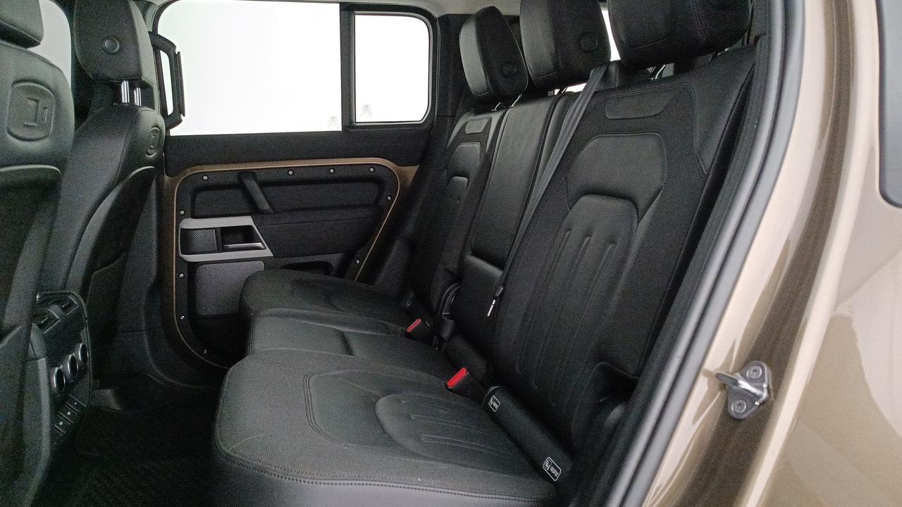 LAND ROVER Defender 110 2.0d sd4 First Edition awd 240cv auto 7 Posti