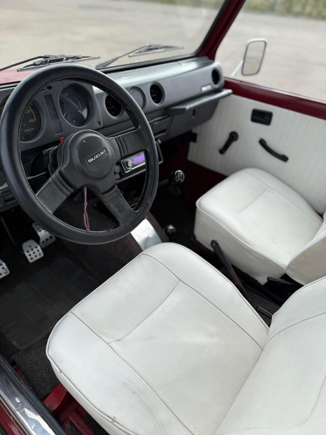 Suzuki SJ 410 Berlina de luxe