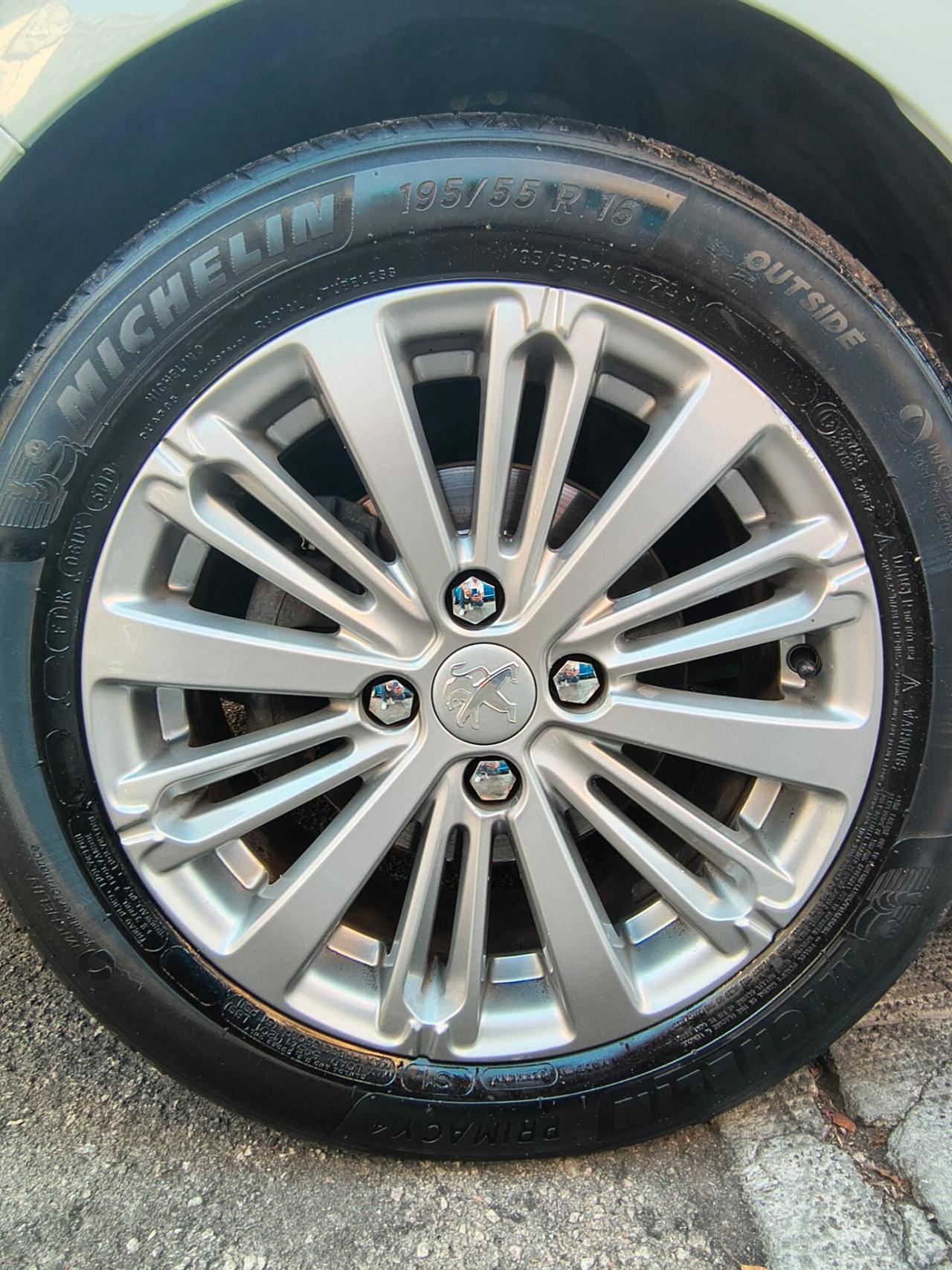 Peugeot 208 PureTech 82 5 porte Allure