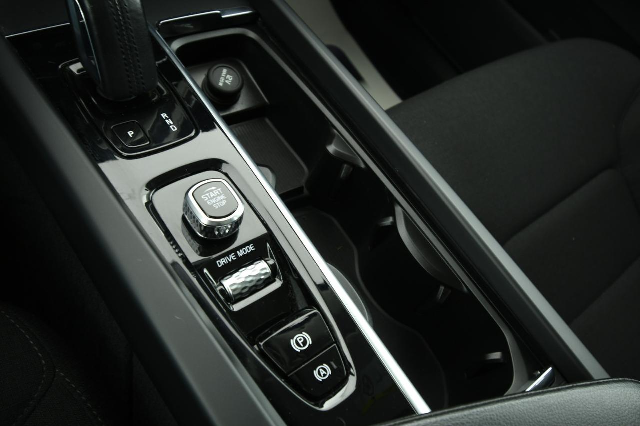 VOLVO XC60 2.0 b4 Momentum Pro awd auto CAMERA+APP CONNECT