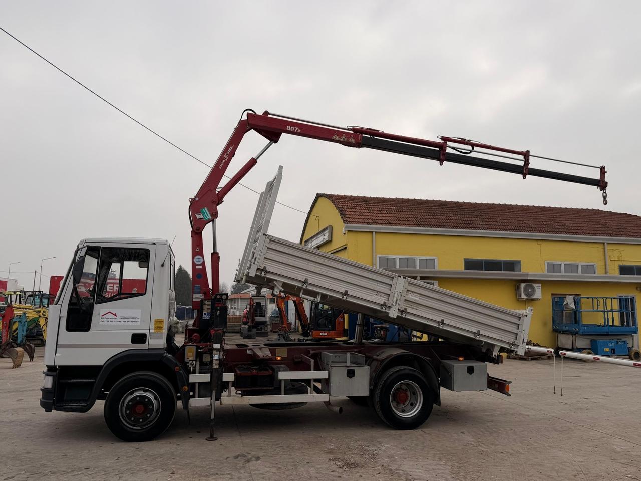 Iveco 130E18 ribaltabile con gru