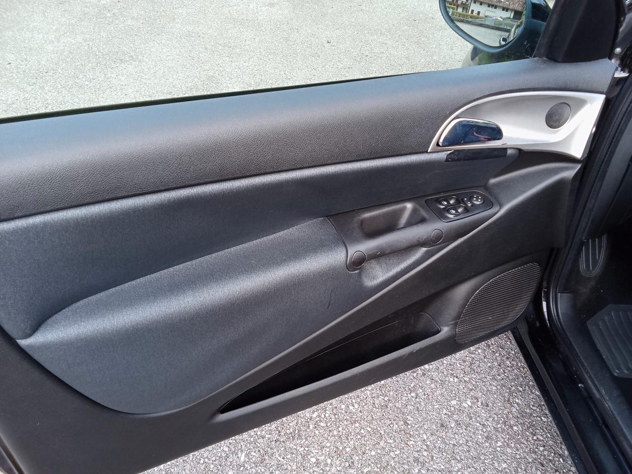 Lancia Ypsilon 1.4 16V Sport MomoDesign