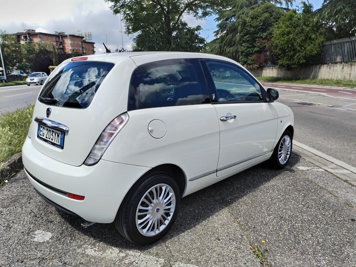 Lancia Ypsilon 1.2 8v Fire 97000km euro 5 2011