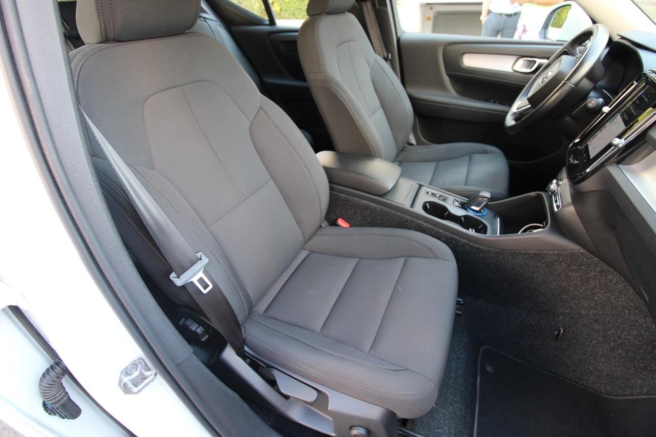 VOLVO XC40 MOMENTUM