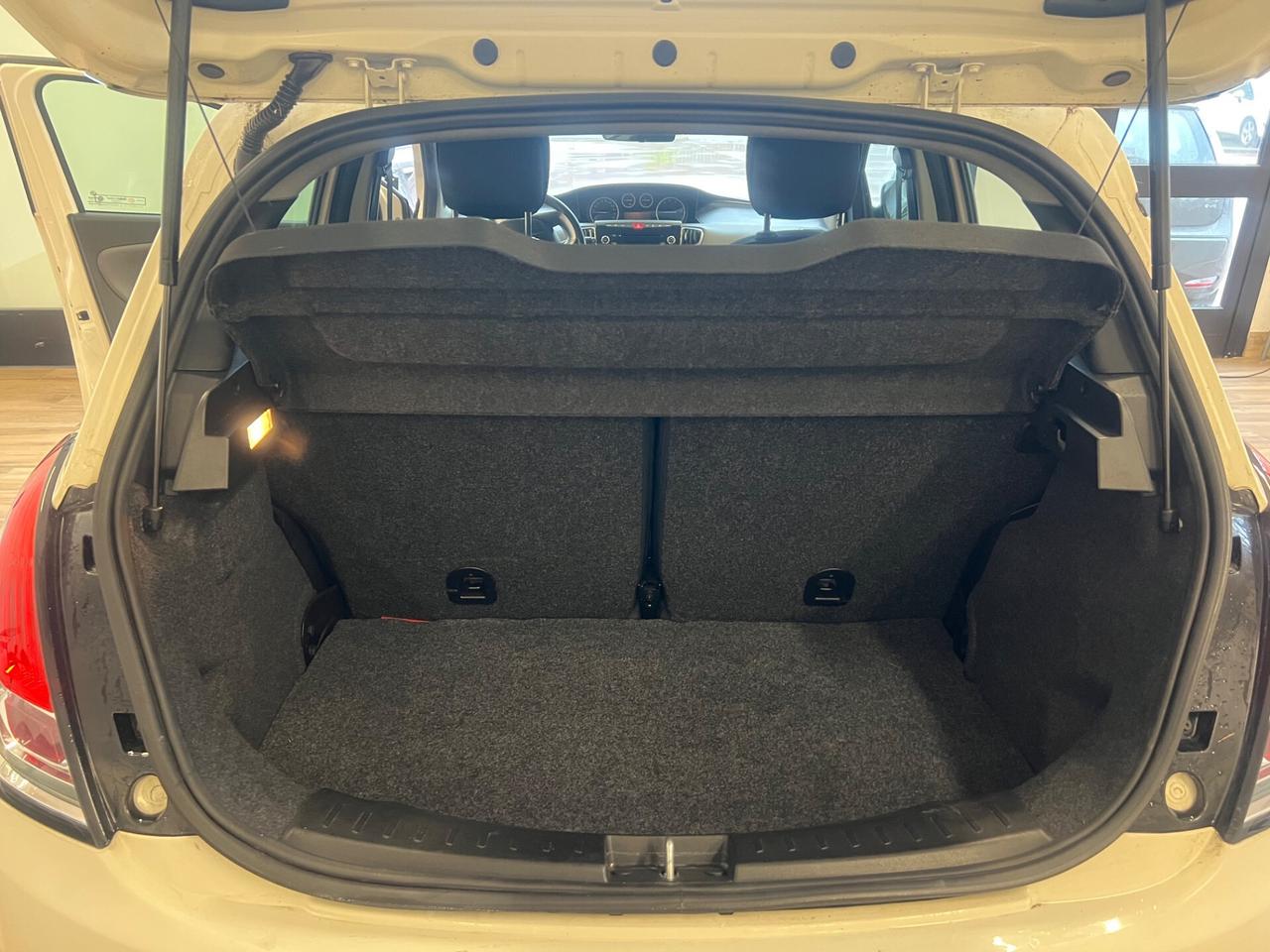 Lancia Ypsilon 0.9 TwinAir 85 CV 5 porte Metano Ecochic Elefantino