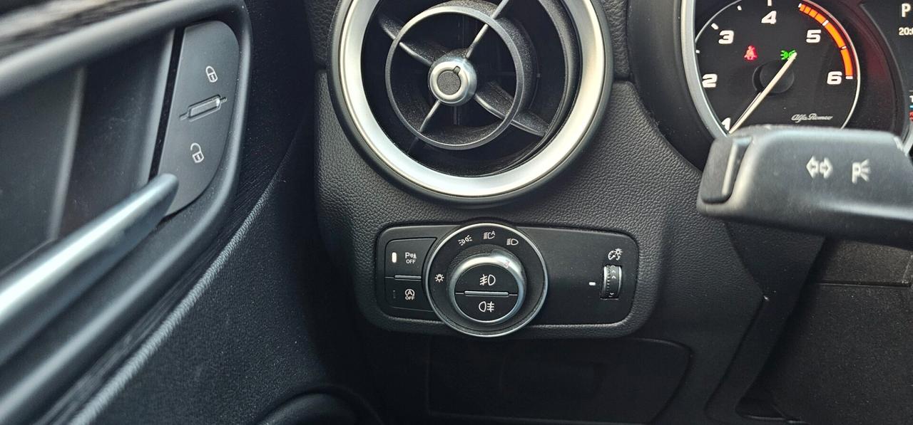 Alfa Romeo Stelvio 2.2 Turbodiesel 160 CV AT8 RWD Sport-Tech