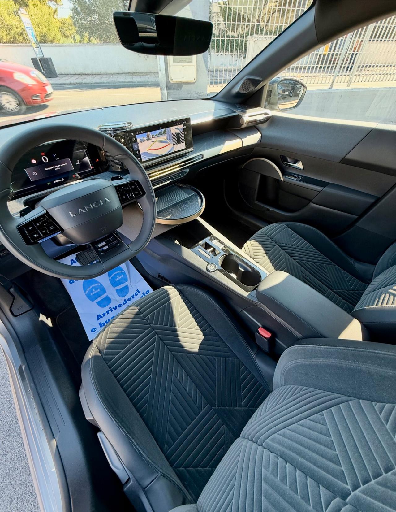 Lancia Ypsilon Hybrid e-DCT Edizione Cassina