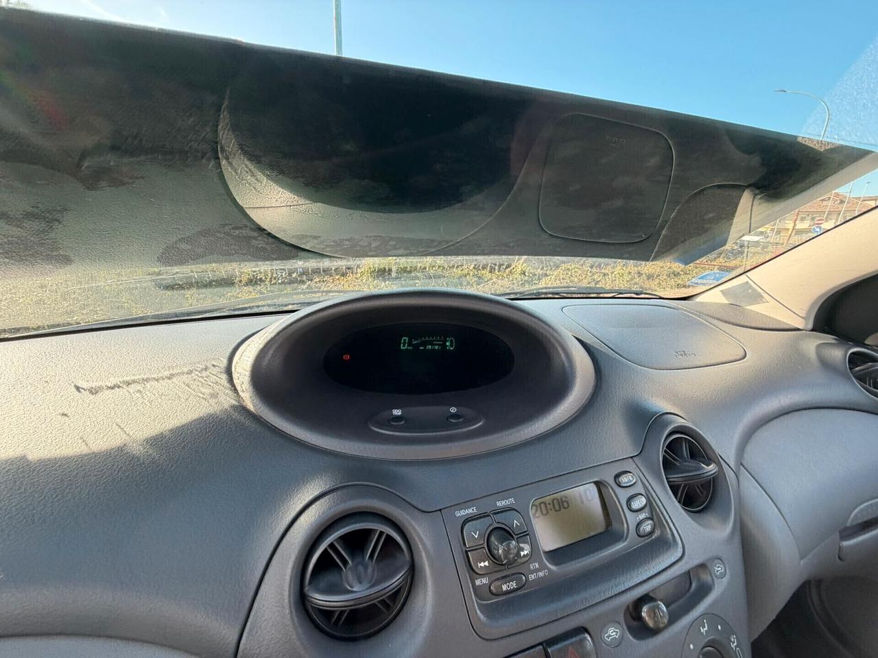 Toyota Yaris 1.0i 16V cat 5 porte Sol