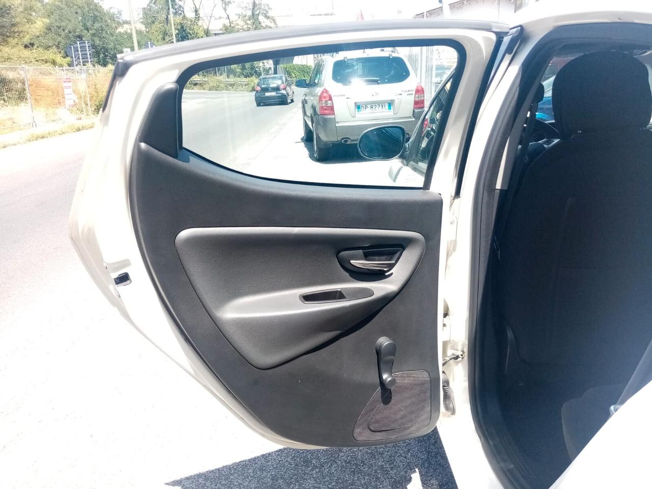 Lancia Ypsilon 0.9 TwinAir 85 CV 5 porte S&S Platinum