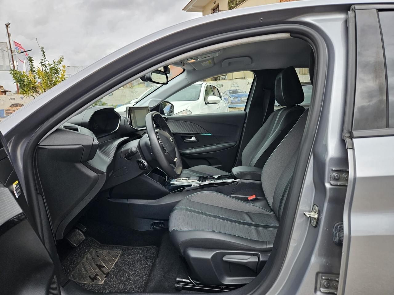 Peugeot 208 motore elettrico 136 CV 5 porte Allure