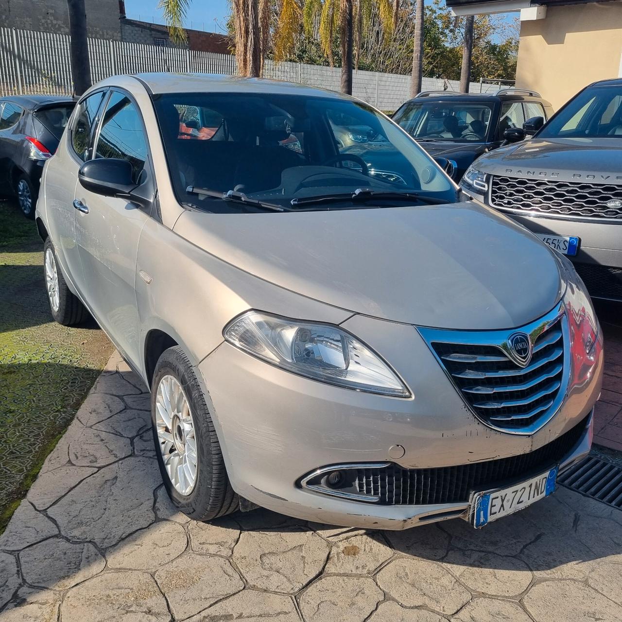 Lancia Ypsilon 0.9 TwinAir 85 CV 5 porte Metano Ecochic Silver