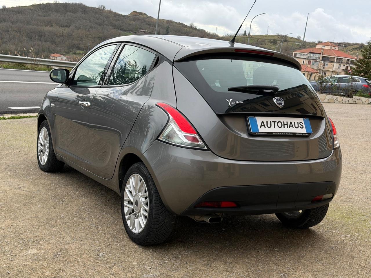 Lancia Ypsilon 1.2 69 CV 5 porte NEOPATENTATI