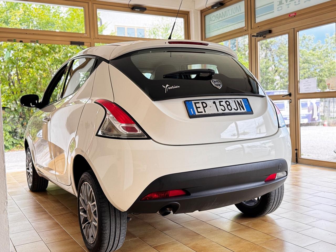 Lancia Ypsilon 0.9 TwinAir 85 CV 5 porte Metano Ecochic Silver