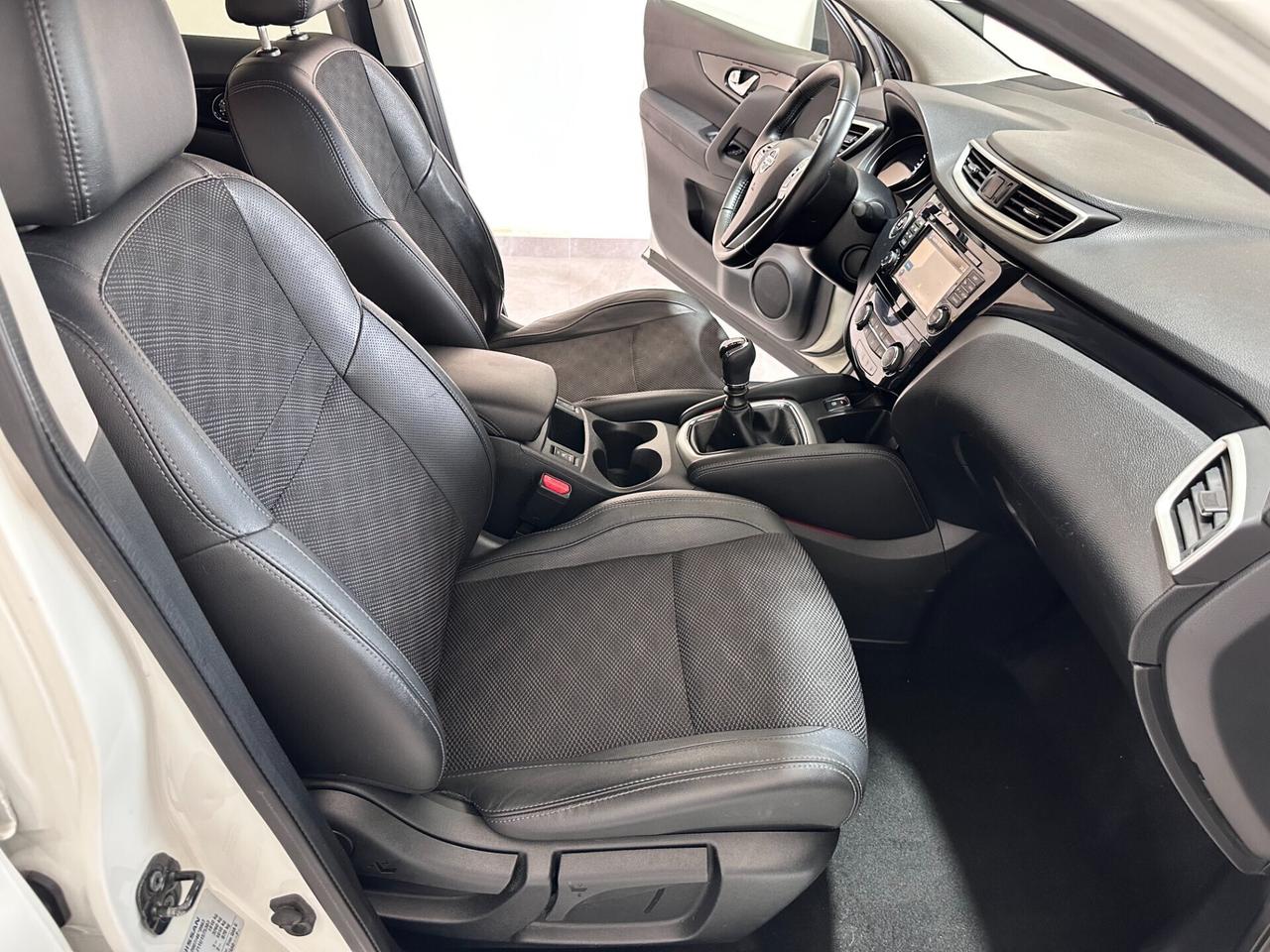 Nissan Qashqai 1.5 dCi N-Connecta – DA VETRI