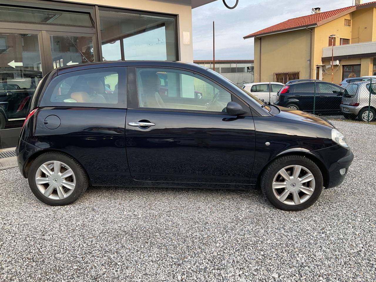 Lancia Ypsilon 1.2 16V Platino