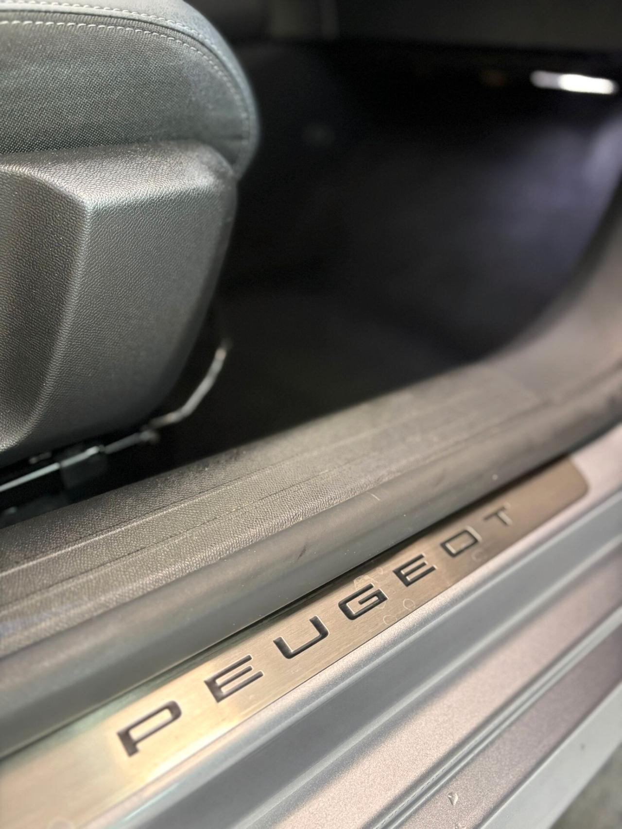 Peugeot 208 Hybrid 136 e-DCS6 GT