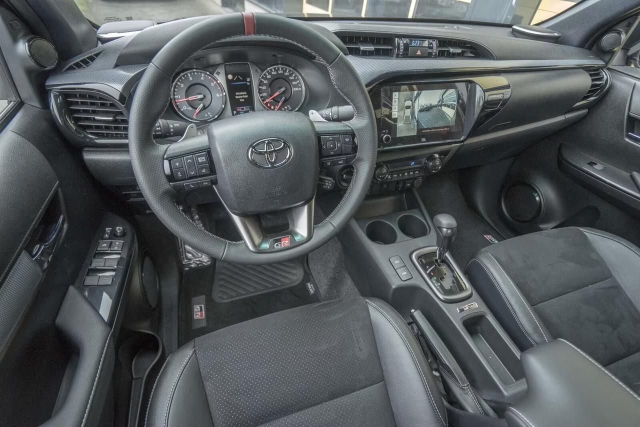 Toyota Hilux 2.8 D-4D A/T 4WD 4 porte Double Cab GR SPORT