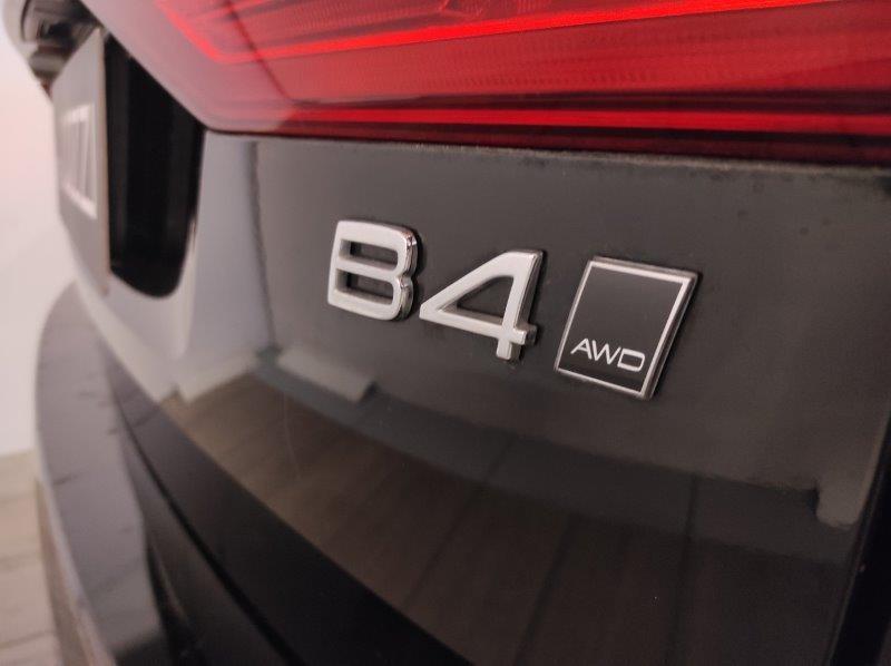 VOLVO XC60 (2017-->) - XC60 B4 (d) AWD Geartronic Momentum