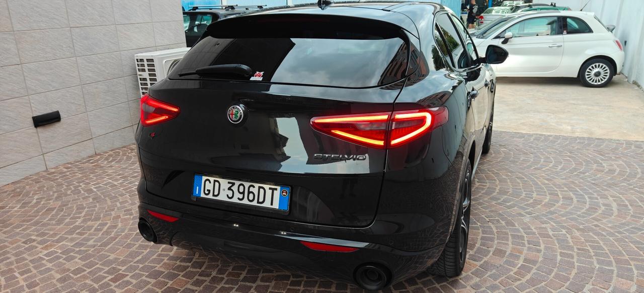 Alfa Romeo Stelvio Q4 Veloce total black