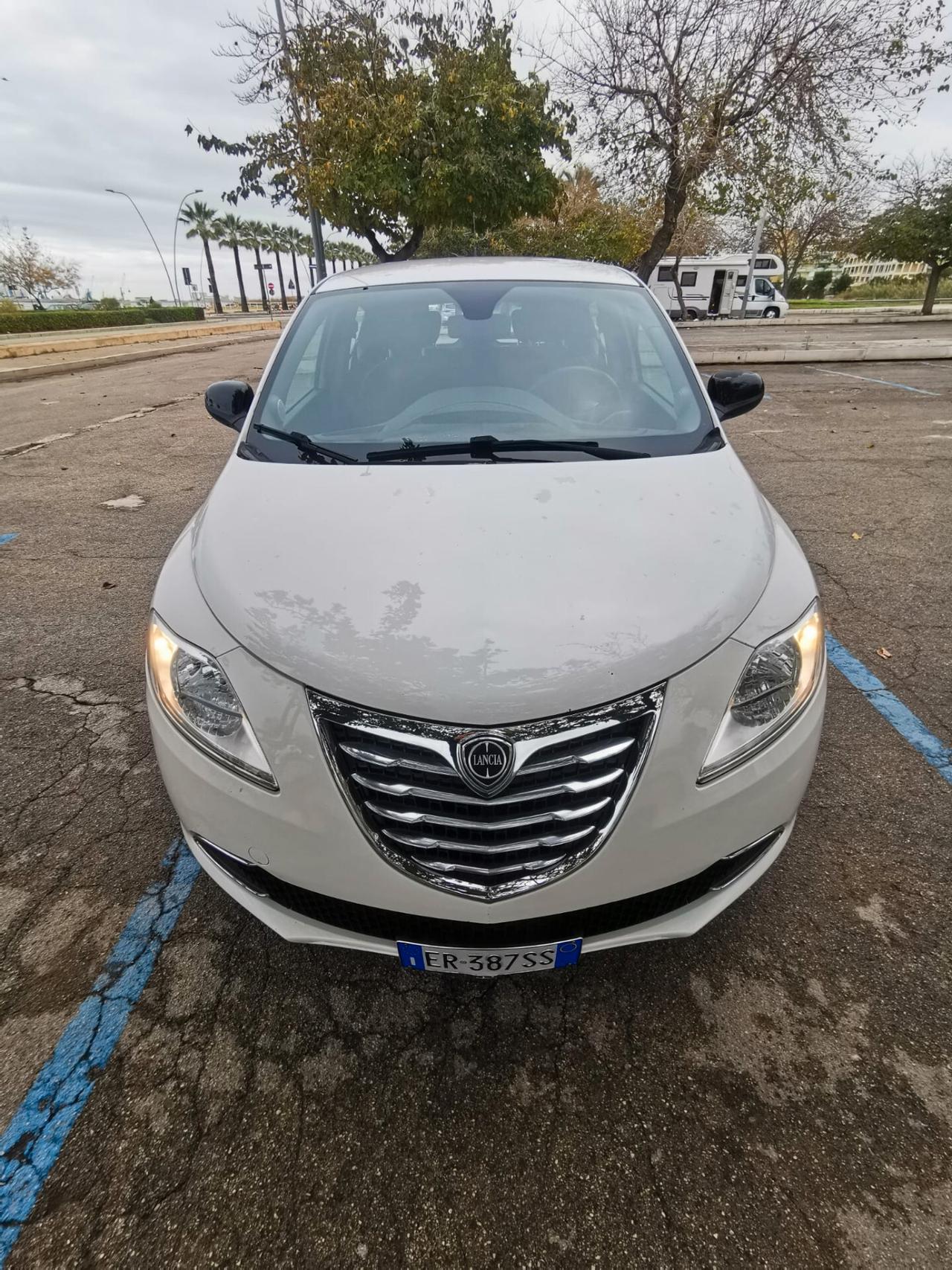 Lancia Ypsilon 1.2 69 CV 5P. Silver 2013