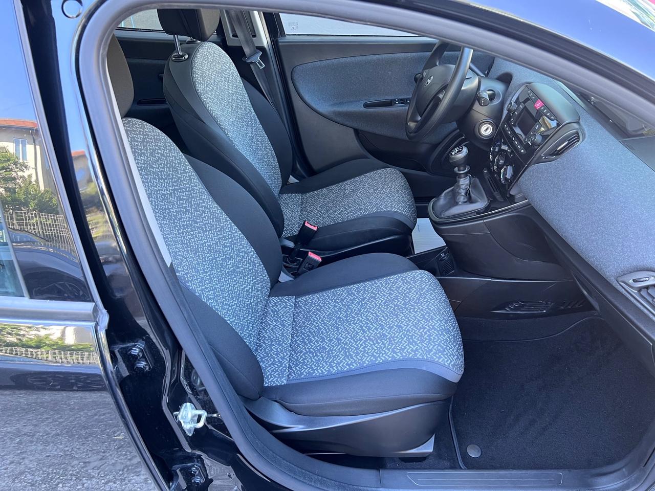 Lancia Ypsilon 1.0 FireFly 5 porte S&S Hybrid Ecochic Silver