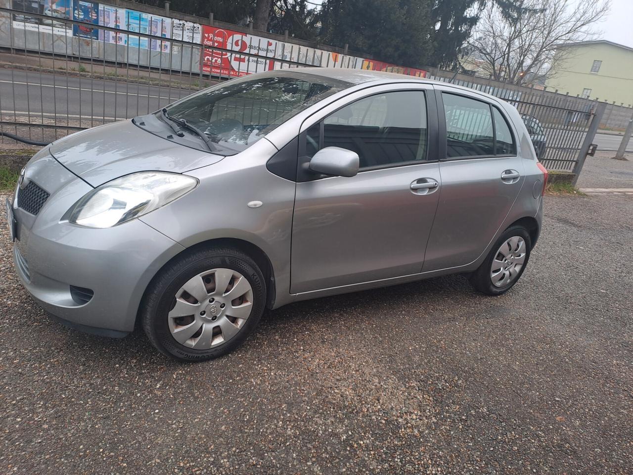 Toyota Yaris 1.0 benzina 5porte neopatentati clima