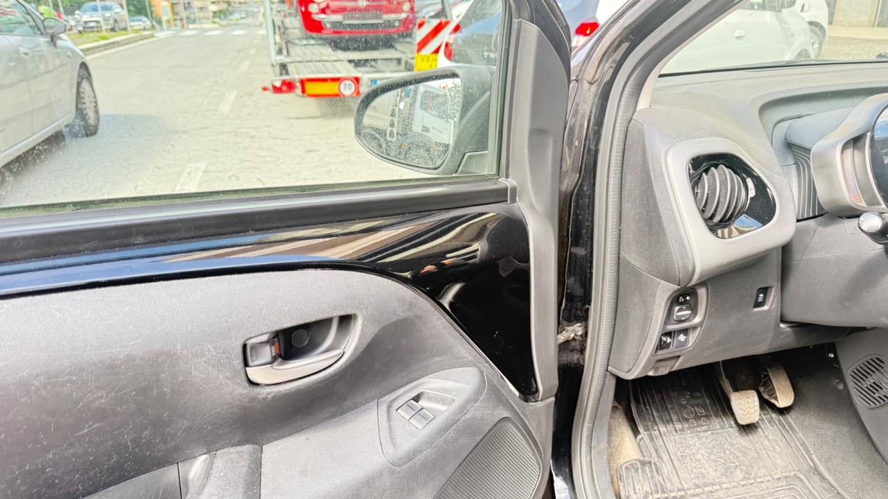 Toyota Aygo Connect 1.0 VVT-i 72 CV 5 porte x-play LED NAVI KAMERA CERCHI 16 PDC BLUETOOTH