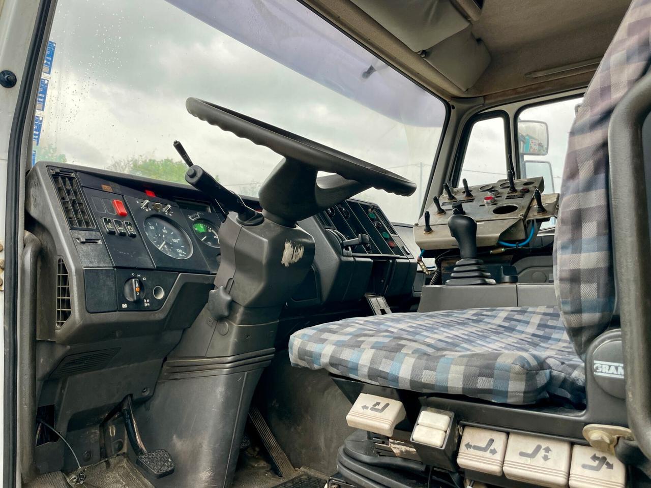 MERCEDES-BENZ 25-34 SK 6X2 LAVASTRADE CON CISTERNA IN ACCIAIO
