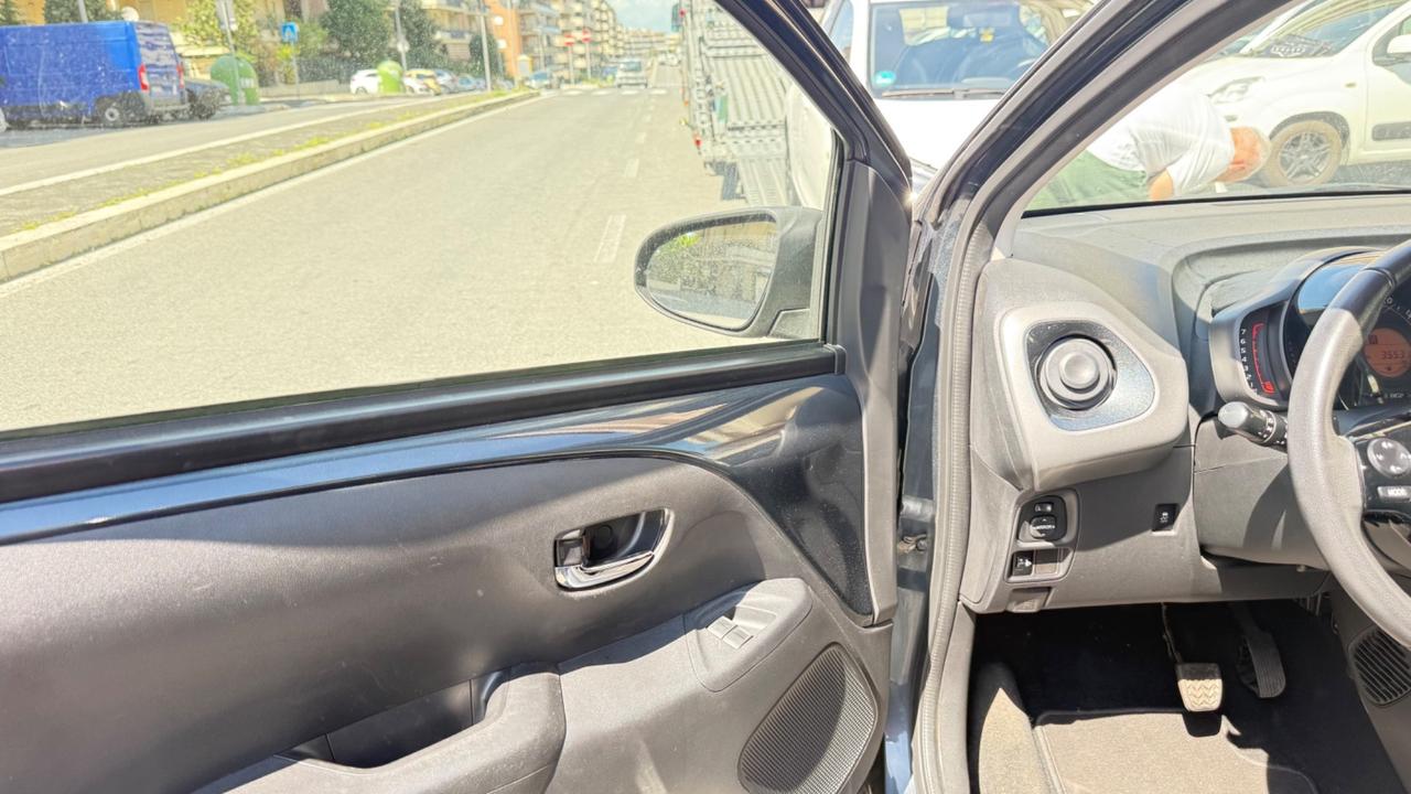 Toyota Aygo 1.0 VVT-i 72 CV 5 porte x-play LED NAVI KAMERA CERCHI 16 PDC BLUETOOTH