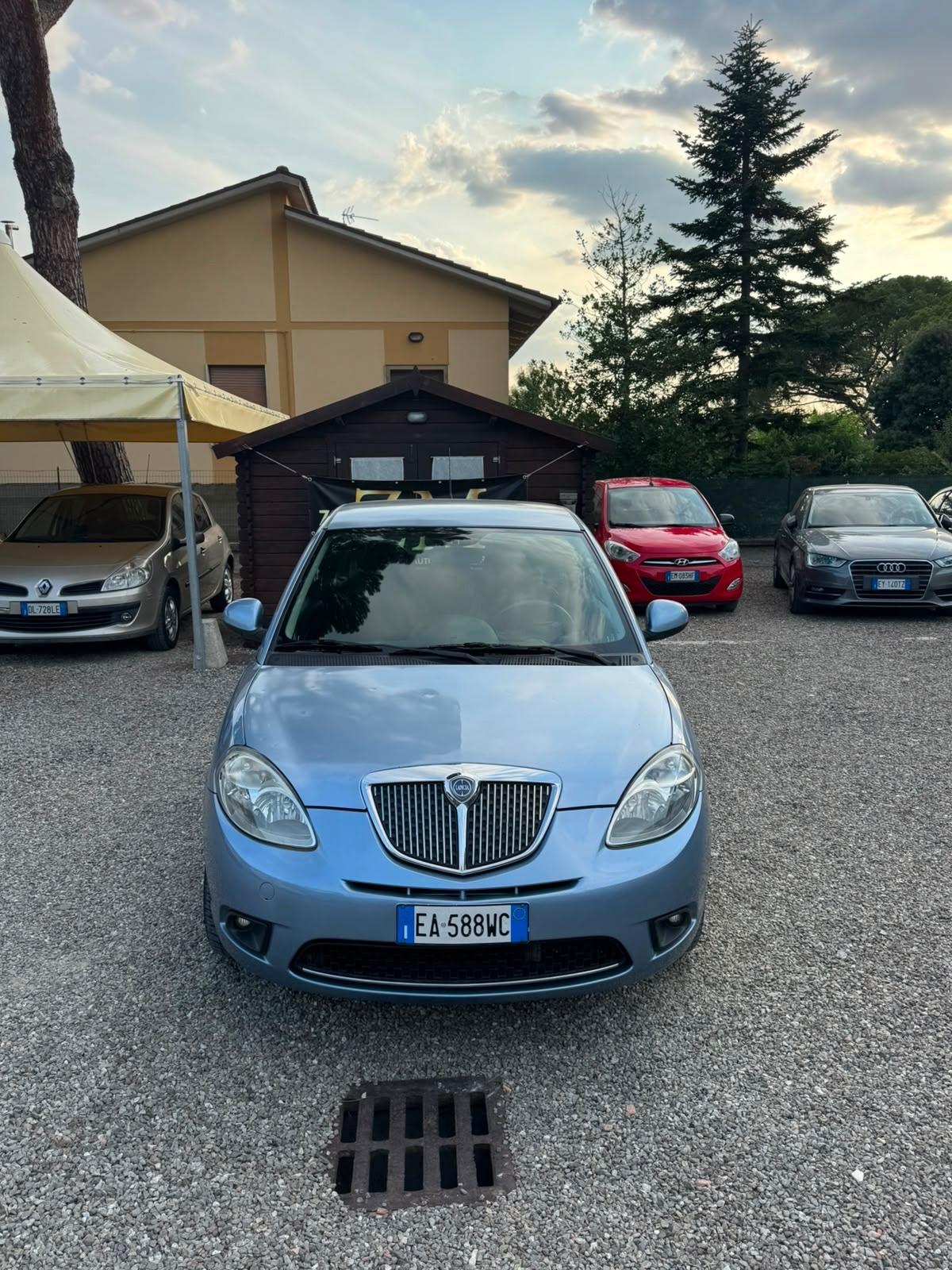 Lancia Ypsilon 1.3 MJT 75 CV MomoDesign