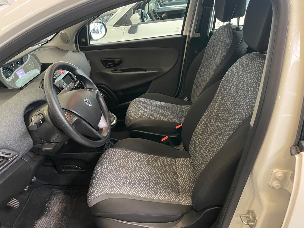 Lancia Ypsilon 1.0 FireFly 5 porte S&S Hybrid Silver