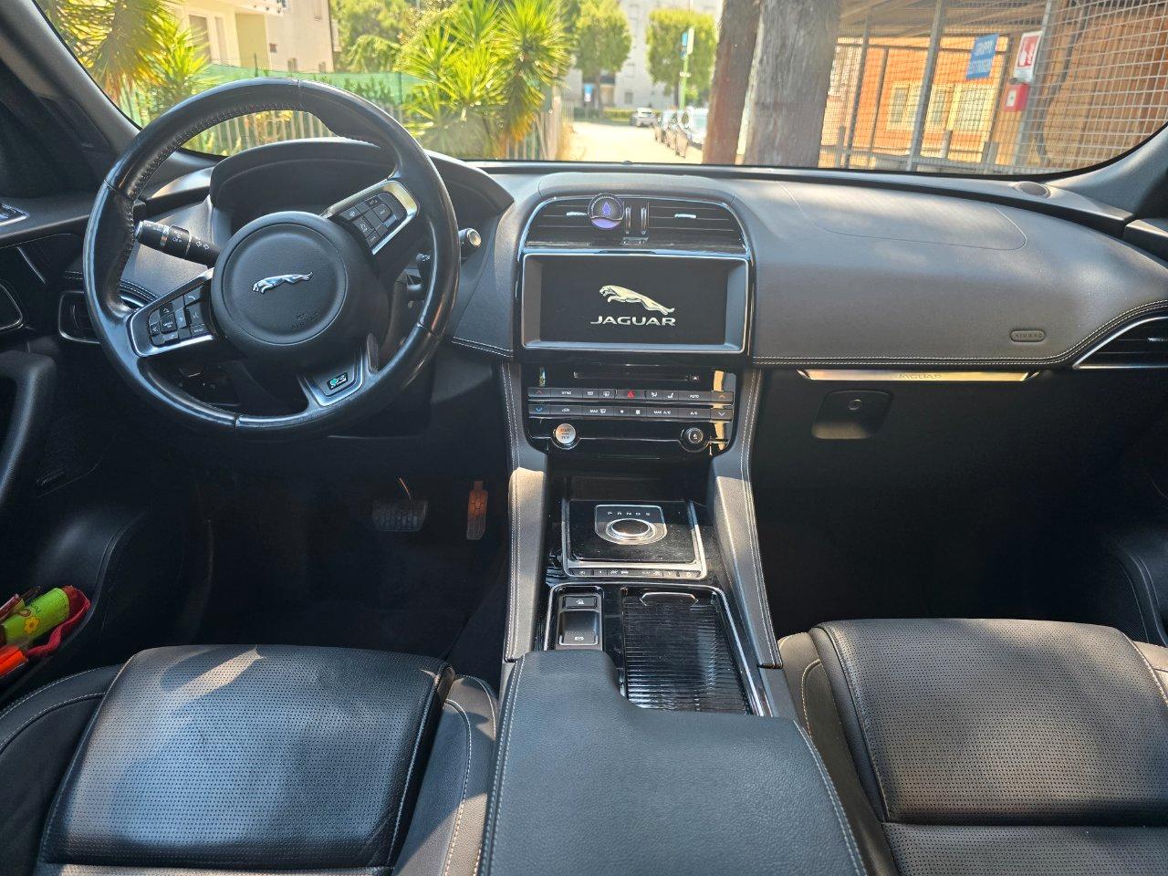 Jaguar F-Pace 2.0d i4 R-Sport awd 180cv auto my18