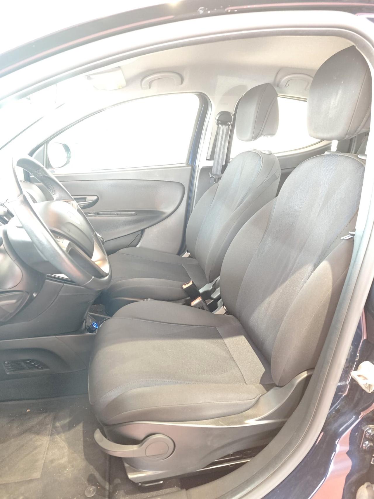 Lancia Ypsilon 1.0 FireFly 5 porte S&S Hybrid Ecochic Silver