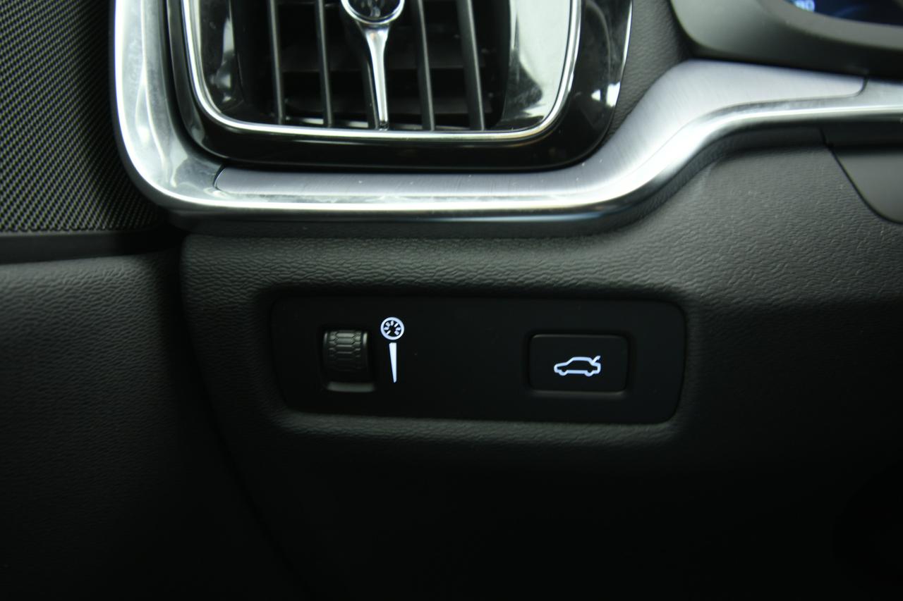 VOLVO V60 2.0 b4 Momentum Business auto NEOPATENTATI+C17"