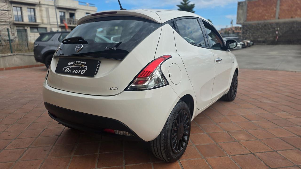 Lancia Ypsilon 1.0 FireFly 5 porte S&S Hybrid Ecochic Silver