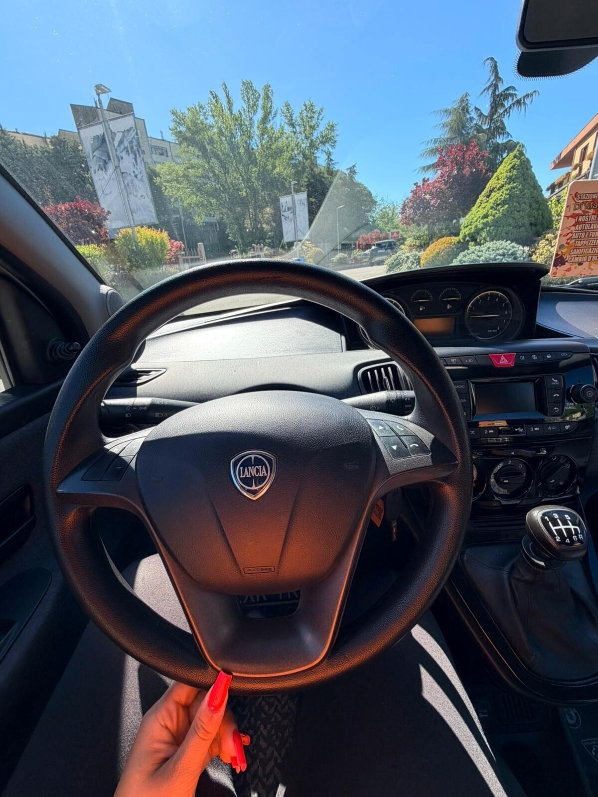 Lancia Ypsilon 1.0 FireFly 5 porte S&S Hybrid Ecochic Silver