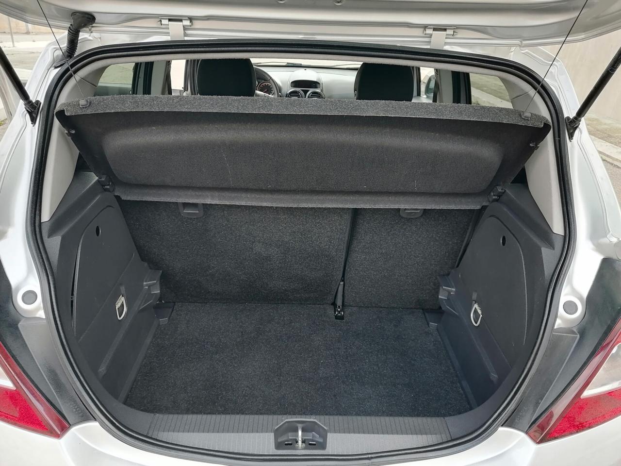 Opel Corsa 1.2 benzina 5 porte COSMO 2011