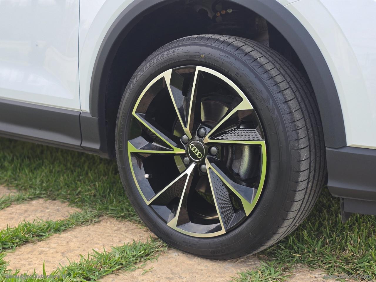 AUDI Q2 30 TDI Business Advanced