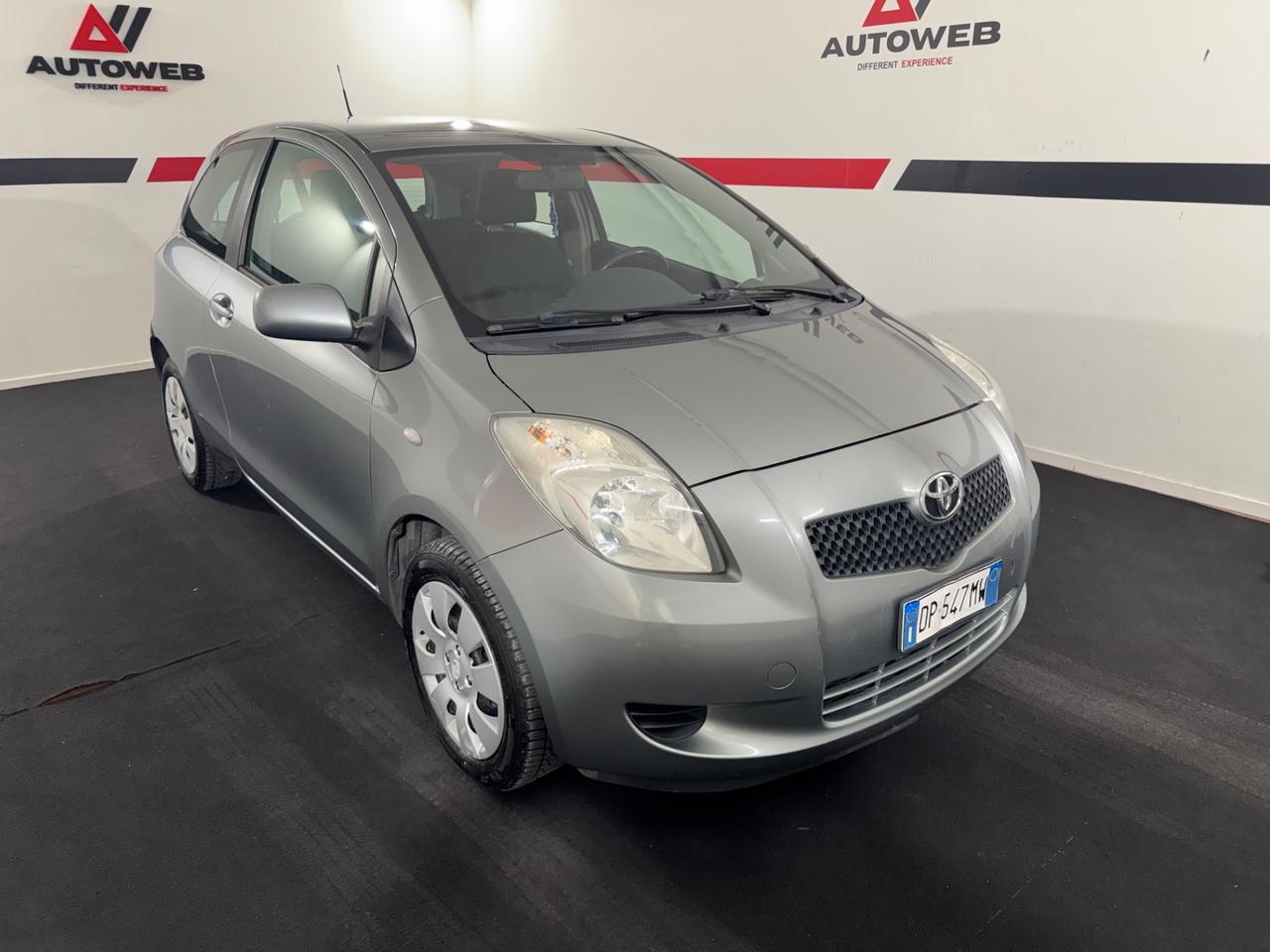 Toyota Yaris 1.0 3 porte Navi NEOPATENTATI - NAVIGATORE CON COLLEGAMENTO TELEFONO - GOMME NUOVE