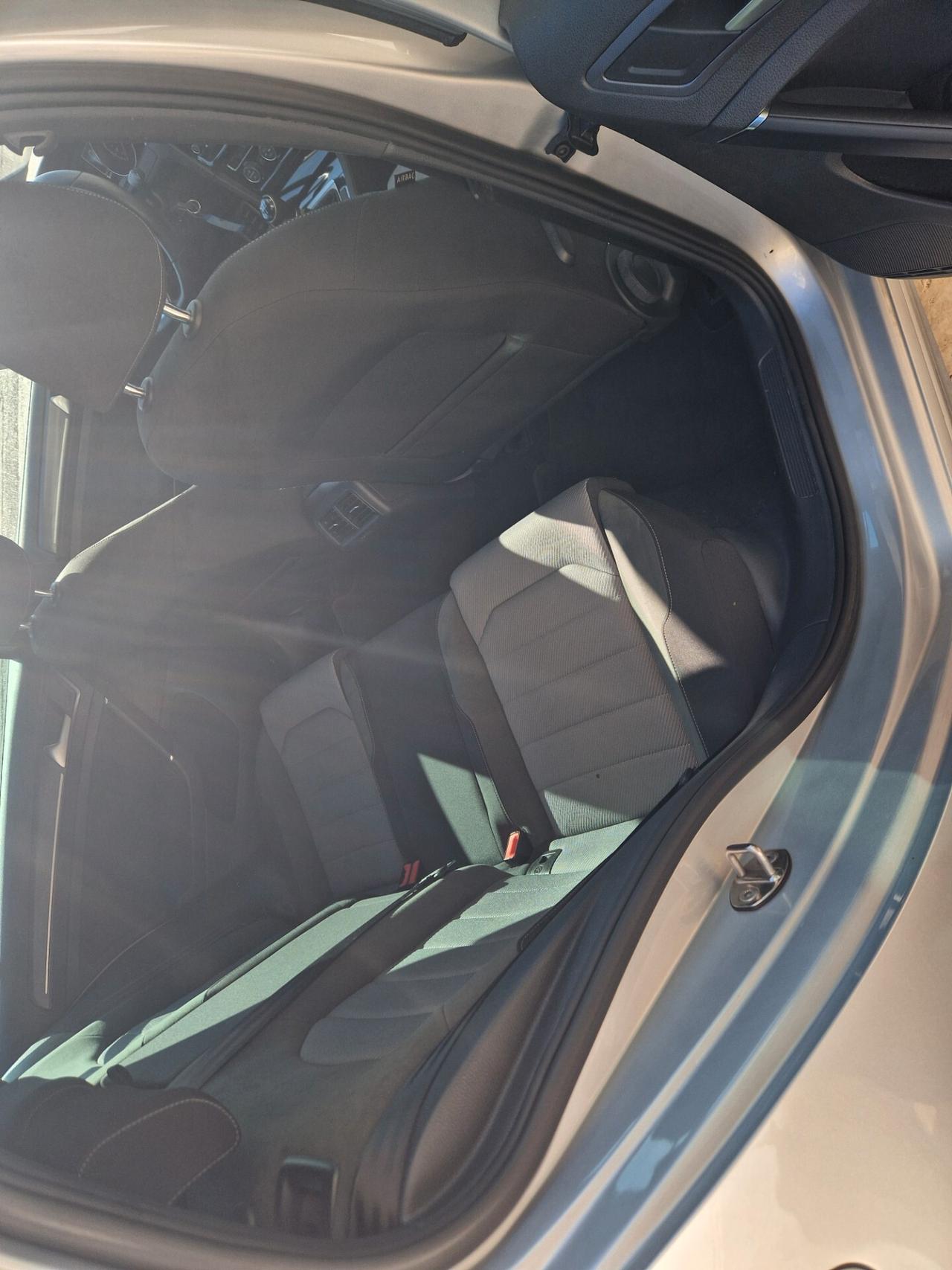 Volkswagen Golf 1.6 TDI 110 CV 5p. Sport R-LINE