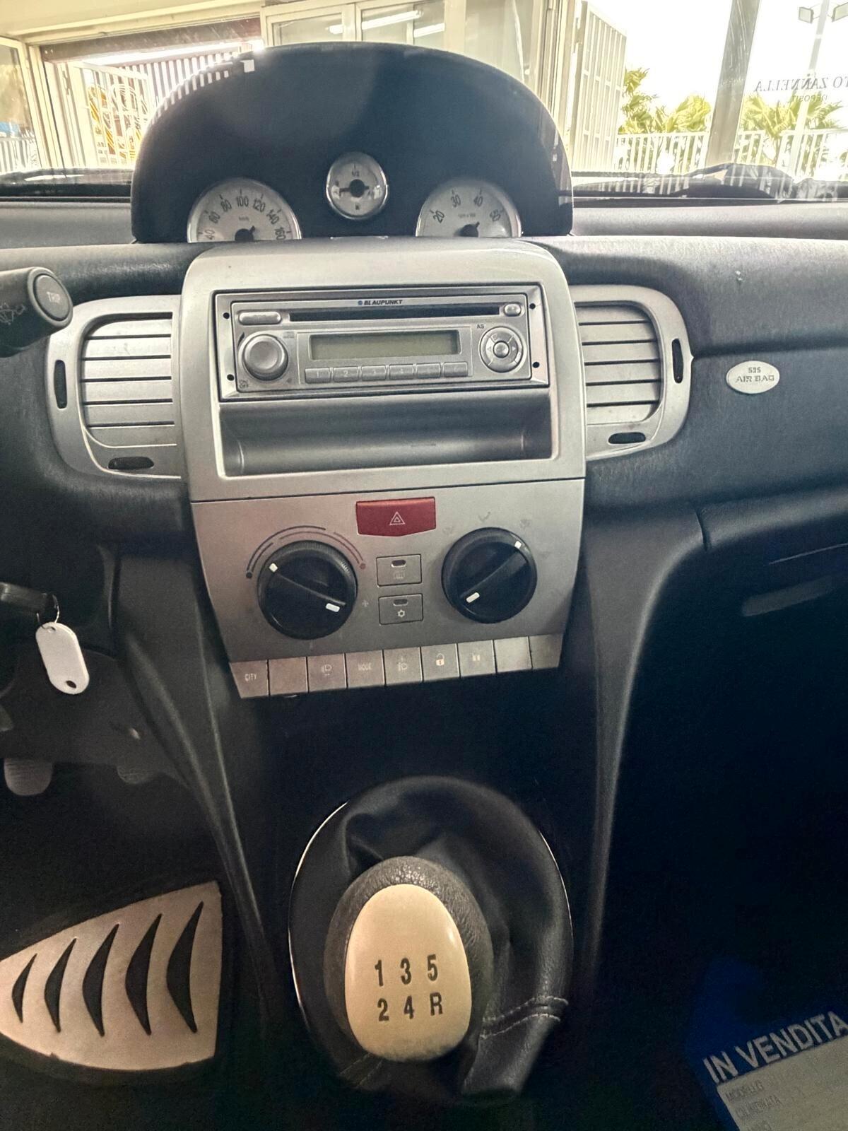 Lancia Ypsilon 1.3 MJT 75 CV Versus