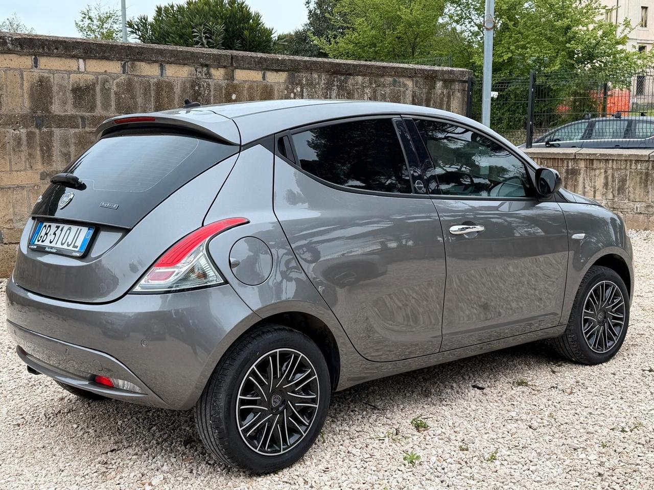 Lancia Ypsilon 1.0 FireFly 5 porte S&S Hybrid Ecochic Gold
