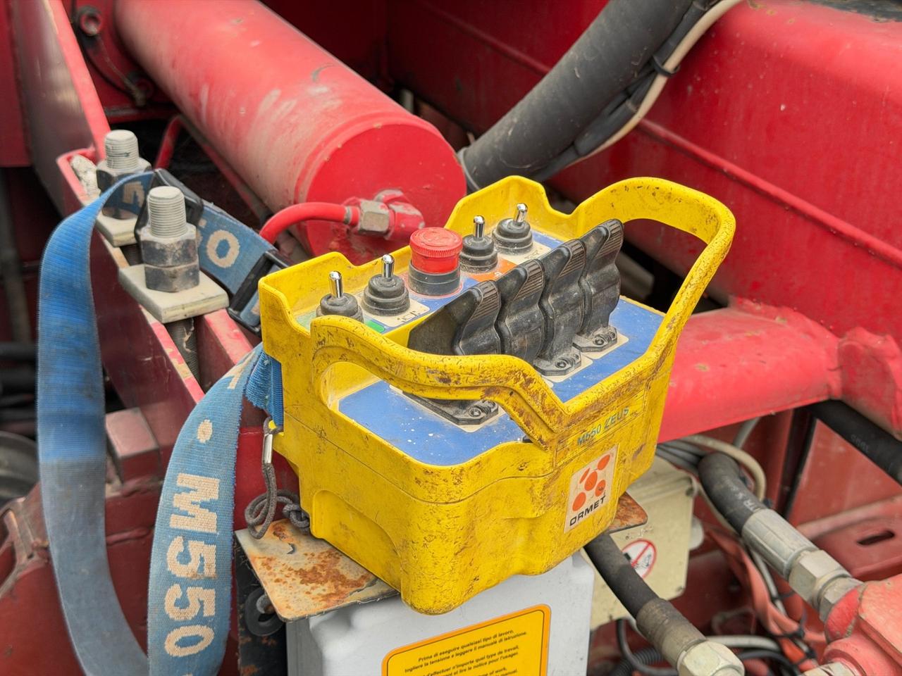 Iveco 130E18 ribaltabile con gru