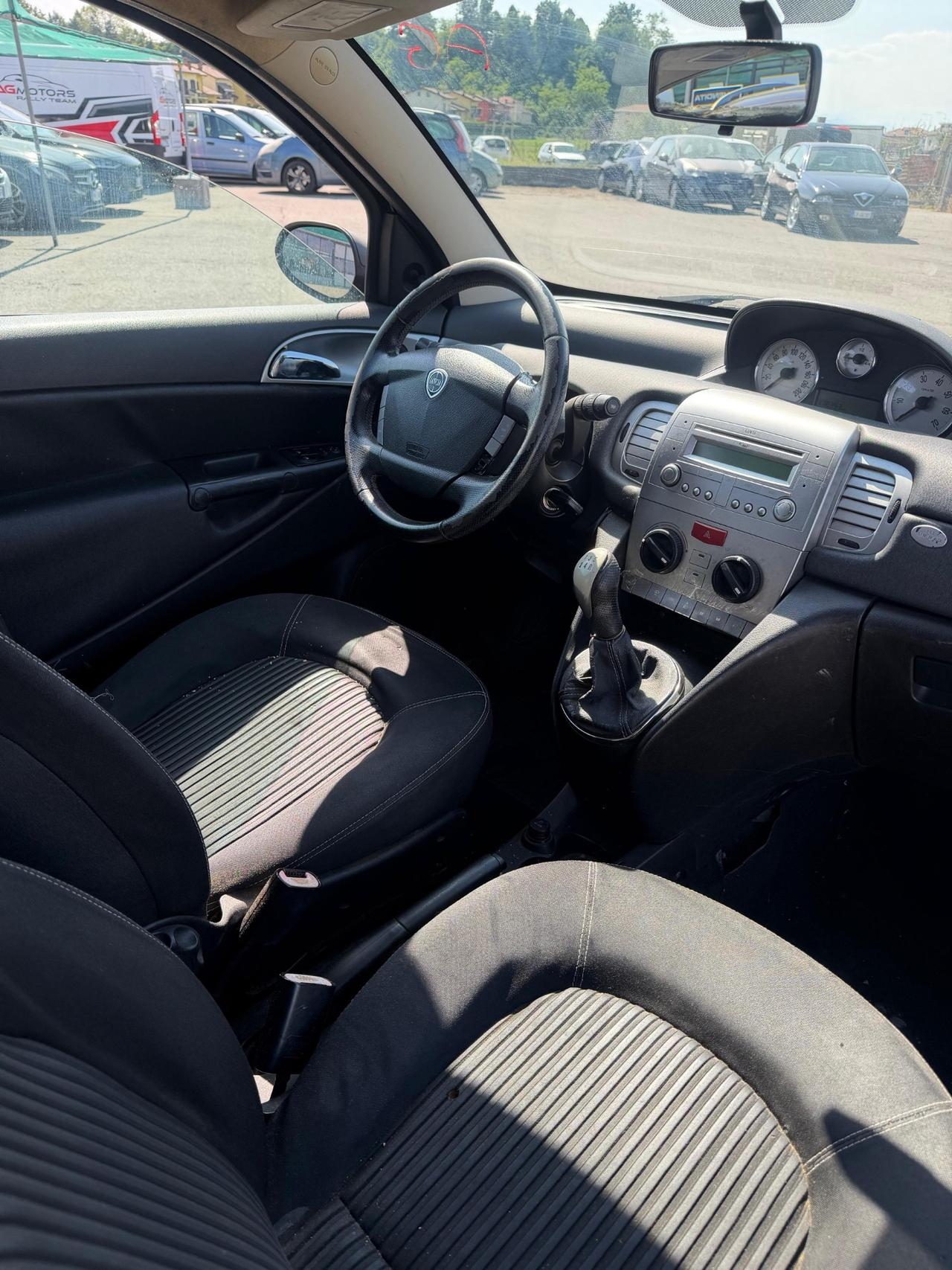Lancia Ypsilon 1.3 MJT 75 CV Versus