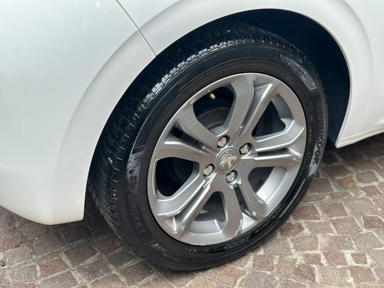 Peugeot 208 1.2 VTi CV 82 OK neopatentati