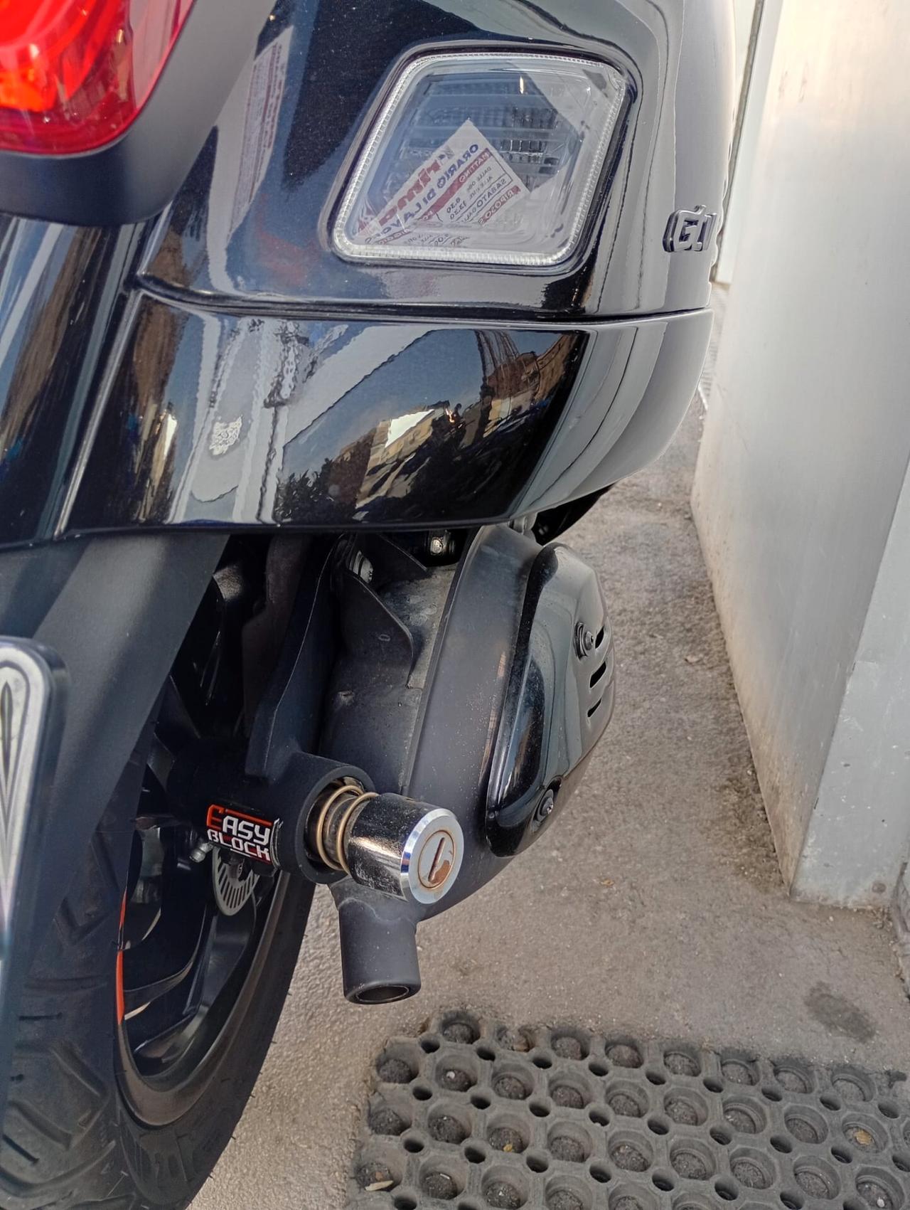 Piaggio Vespa 300 GTV "VIA MONTENAPOLEONE"