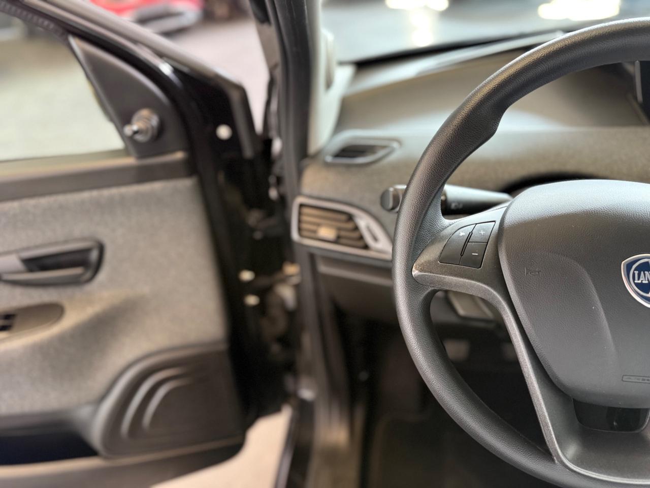 Lancia Ypsilon 1.0 FireFly 5 porte S&S Hybrid Silver